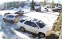 Vidéo: Une conductrice qui n'arrive pas à sortir sa voiture du parking