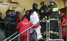 Des passagers du ferry arrivent en Italie, 162 encore à bord