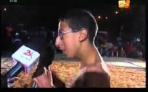 Vidéo: Le petit lutteur blanc qui fait fureur