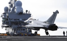 Le porte-avions français Charles de Gaulle en route pour le Golfe