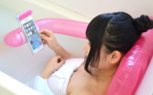 Un coussin gonflable pour utiliser son smartphone dans son bain sans risquer de le noyer