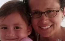 Cette petite fille tient la main de sa maman mourante... et ce qu'elle va faire ensuite va vous briser le cœur ! Une vraie leçon de courage...