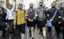 Des hommes manifestent en jupe pour dénoncer les violences sexistes