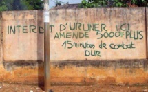 Insolite à la Médina : Un jeune gifle un vieil homme qui urinait dans la rue
