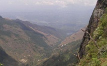Sri Lanka : durant sa lune de miel, un touriste chute d'une falaise de 1 200 mètres et s'en sort indemne