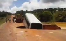 Vidéo - Brésil : Un bus englouti par un trou au milieu de la route