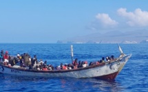 A bord de pirogues privées : Des migrants partent en famille