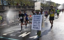 Une militante gambienne sur le marathon de Paris