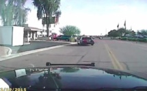 Etats-Unis : Une voiture de police percute de plein fouet un piéton armé