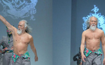 Un Homme de 79 ans fait sensation au Fashion Week de Pékin