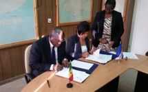 En visite au Cap-Vert, le Ministre Oumar Guèye et son homologue signent deux accords  dans le secteur de la pêche et des affaires maritimes.