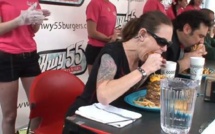 Elle engloutit un gigantesque burger en 2 minutes