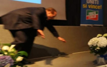 La grosse chute de Berlusconi amuse