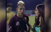 Incroyable ! Un joueur de football violemment agressé en pleine interview