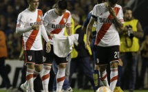 Argentine : joueurs aspergés par un produit chimique et agressés... Le match Boca - River dégénère !