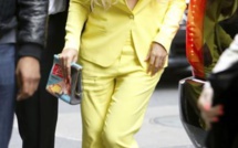 Beyoncé : En tailleur et soutien-gorge, la sexy modeuse fascine