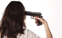 Elle prend un selfie avec un pistolet et le coup part