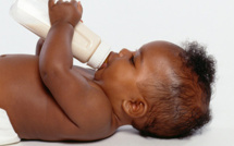 Faut-il lui donner l'eau à boire dès sa naissance ?