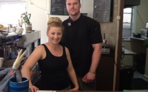 Un client se plaint à la patronne du café parce qu'une maman allaite son bébé... Et se fait virer !
