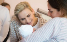 Charlène de Monaco, retour à la maternité : La jeune maman émue et câline...
