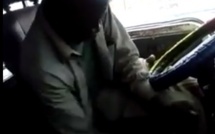 Vidéo-Ce chauffeur de bus Tata a vraiment du mal à passer la marche arrière. A mourir de rire