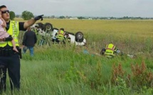 Cet officier de police distrait une fillette après un crash qui a tué son père et grièvement blessé sa mère