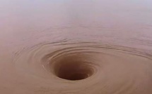 Comment expliquer ce trou étonnant au milieu d'un lac ?