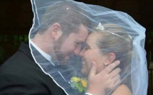 Ce couple décide de se marier une deuxième fois, après un accident... Vraiment émouvant.