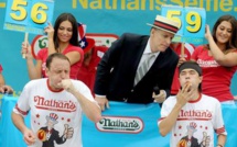 Le nouveau champion dévore 62 hot-dogs en 10 minutes