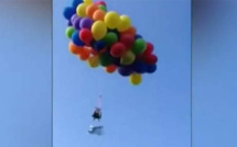Il s'envole attaché à cent ballons d'hélium