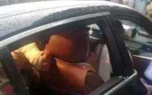 Malgré la chaleur, elle refuse que les pompiers brisent la vitre de sa voiture pour sauver son enfant, bloqué à l'intérieur: sa raison est incroyable