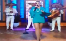 OUPS ! UNE CHANTEUSE MEXICAINE PERD SA SERVIETTE HYGIÉNIQUE EN DIRECT À LA TÉLÉVISION (VIDÉO)