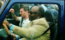 Le président Ali Bongo conduit la voiture pour prendre Messi l’aéroport 