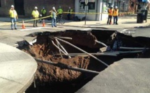 Un trou béant apparaît dans une rue de New York