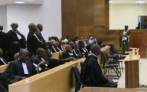 Deux frères, ivrognes, tentent de brûler vive leur mère