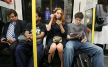 Il lui fait une remarque dans la métro, à cause de sa jupe trop courte... C'était sans compter sur une vieille dame qui se trouvait à côté ! Elle l'a vraiment remis à sa place...