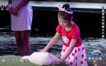 Une enfant de 5 ans hypnotise des animaux à la télévision