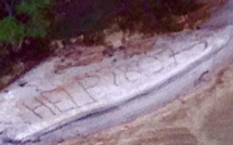 Un SOS écrit dans le sable lui sauve la vie