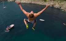 Les plongeurs de l'extrême s'amusent à Capri