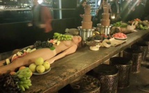 Australie : Un bar se sert de femmes nues comme plateaux de fruits !