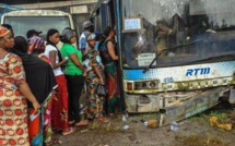 Un bus qui fait office de bureau de vote en Guinée