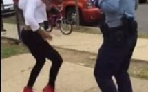 Une policière interrompt une bagarre en participant à une battle de danse