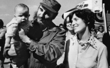 Non, ceci n’est pas le Premier ministre canadien bébé dans les bras de Fidel Castro