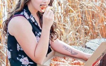 Cette fille en a marre des photos de couples alors elle pose avec une pizza