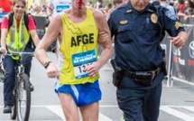 Ce policier a aidé un coureur blessé à finir son marathon