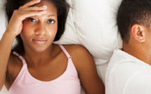 Au lit, mon mari se masturbe à mon insu