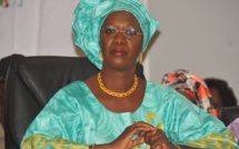 Après avoir été reçue par le Khalife général des mourides, Anta Sarr Diacko remet du riz aux différentes familles mourides 