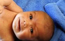 Regardez comment ce bébé est bercé par le Coran