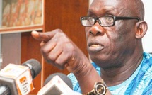 Baba Tandian, ancien président de la Fédération sénégalaise de basketball, dunke sur la tête de Me Babacar Ndiaye