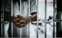 Insolite au tribunal de Dakar : Venu assister au procès d’une de ses proches, un homme atterrit en prison pour outrage…